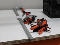 Lijmklemmen en tangen in diverse maten en uitvoeringen. negen stuks. - afbeelding 1 van  2