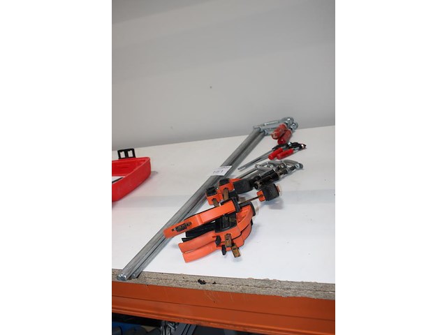 Lijmklemmen en tangen in diverse maten en uitvoeringen. negen stuks. - afbeelding 2 van  2