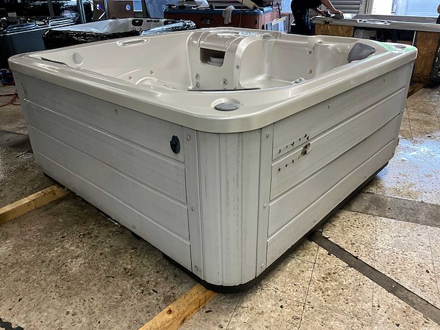 Limelight hottubs jacuzzi - afbeelding 1 van  16