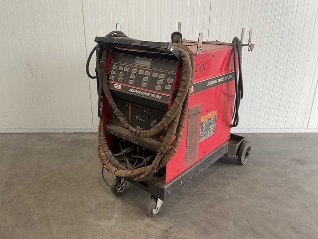Lincoln electric square wave tig 255 lasapparaat - afbeelding 1 van  9