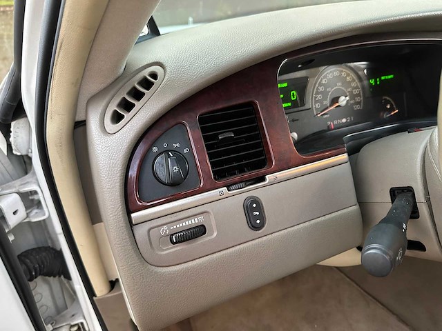 Lincoln town car 4.6 v8 signature (limousine) 204pk 2003, 62-ng-xn youngtimer - afbeelding 24 van  51