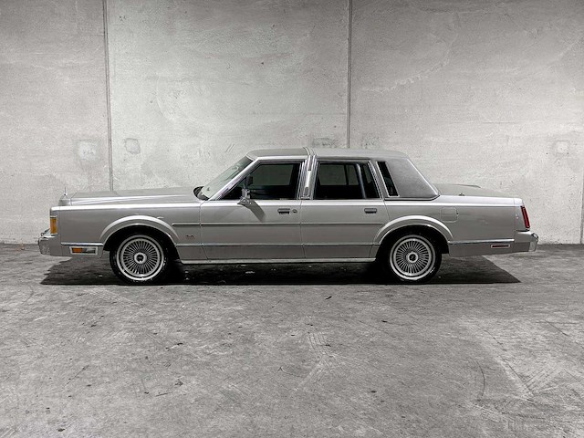 Lincoln town car 4.9 v8 signature sd 160pk 1989, k-946-bx - afbeelding 1 van  4