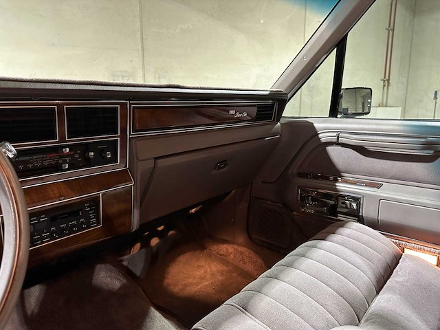 Lincoln town car 4.9 v8 signature sd 160pk 1989, k-946-bx - afbeelding 16 van  32