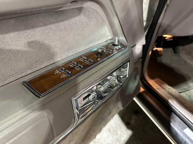 Lincoln town car 4.9 v8 signature sd 160pk 1989, k-946-bx - afbeelding 19 van  32
