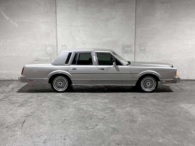 Lincoln town car 4.9 v8 signature sd 160pk 1989, k-946-bx - afbeelding 38 van  39