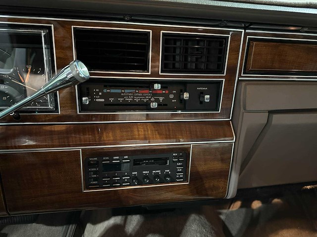Lincoln town car 4.9 v8 signature sd 160pk 1989, k-946-bx - afbeelding 17 van  39