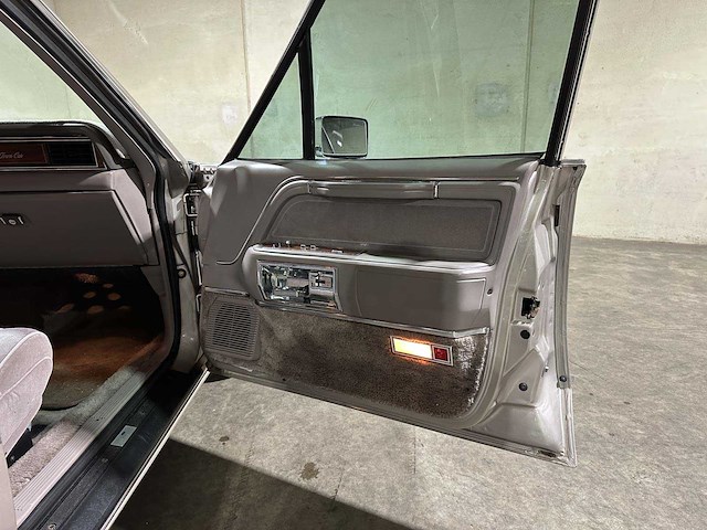 Lincoln town car 4.9 v8 signature sd 160pk 1989, k-946-bx - afbeelding 30 van  39