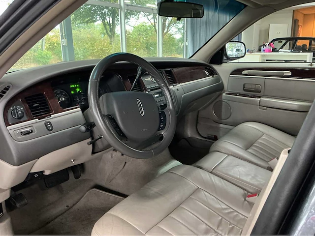 Lincoln town car federal coach rouwauto – amerikaanse luxe, tijdloze klasse 2007 v8 btw auto - afbeelding 29 van  56
