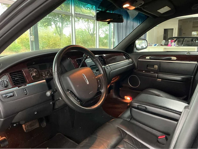 Lincoln town car federal coach rouwauto – amerikaanse luxe, tijdloze klasse 2008 v8 btw auto - afbeelding 25 van  51
