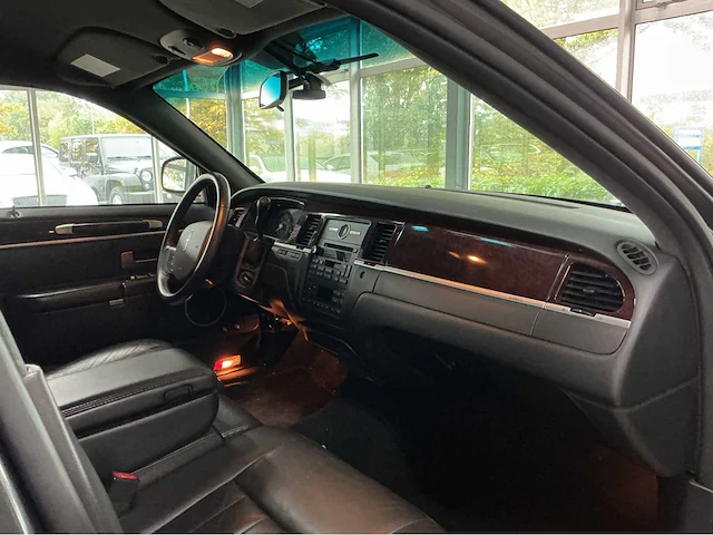 Lincoln town car federal coach rouwauto – amerikaanse luxe, tijdloze klasse 2008 v8 btw auto - afbeelding 30 van  51