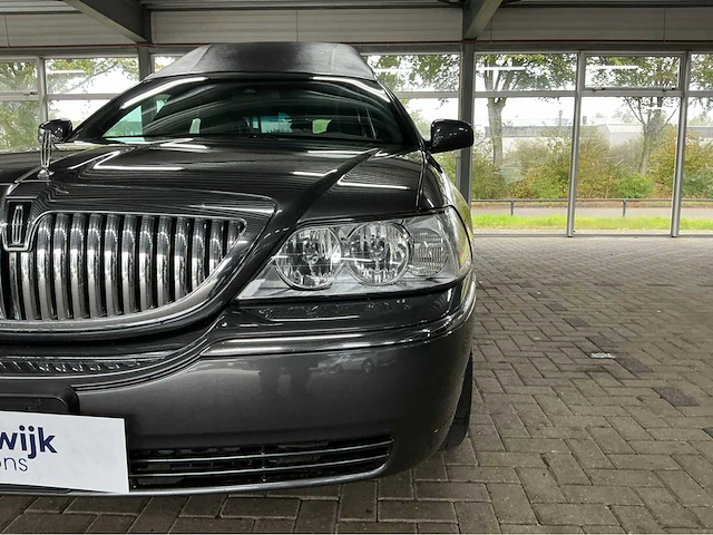 Lincoln town car federal coach rouwauto – amerikaanse luxe, tijdloze klasse 2008 v8 btw auto - afbeelding 40 van  51