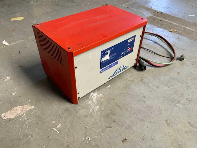Linde - 2005 - e24 - acculader - afbeelding 1 van  6