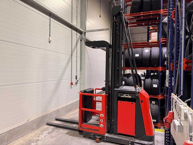 Linde - 2007 - v11 - elektrische orderpicker reach truck - afbeelding 1 van  9