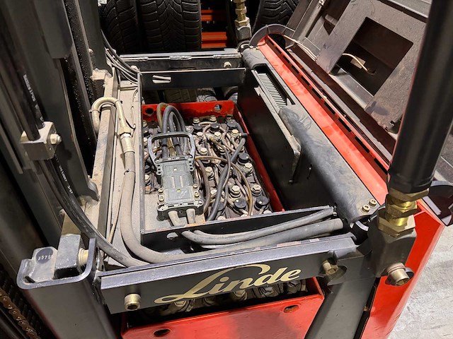 Linde - 2007 - v11 - elektrische orderpicker reach truck - afbeelding 12 van  12