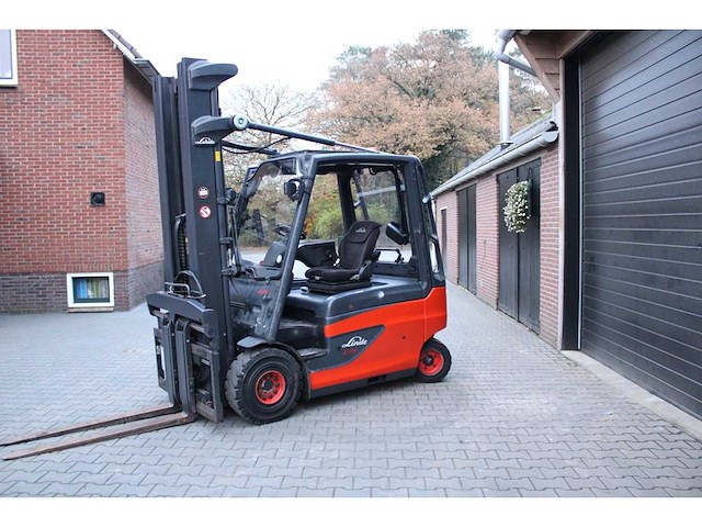 Linde - 2014 - e25 - 5.93m triplex, free-lift, vorkversteller, side-shift - vorkheftruck - afbeelding 1 van  18