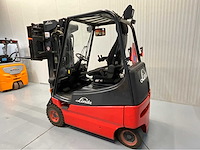 Linde e20-02 - vorkheftruck - vorkensteller - sideshift - freelift- acculader- bluespot achter - afbeelding 11 van  16