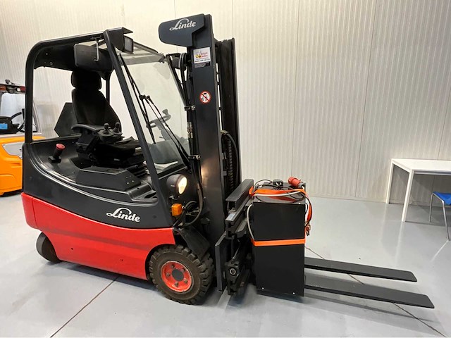 Linde e20-02 - vorkheftruck - vorkensteller - sideshift - freelift- acculader- bluespot achter - afbeelding 12 van  16