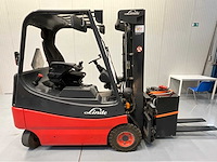 Linde e20-02 - vorkheftruck - vorkensteller - sideshift - freelift- acculader- bluespot achter - afbeelding 13 van  16