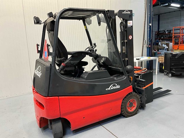 Linde e20-02 - vorkheftruck - vorkensteller - sideshift - freelift- acculader- bluespot achter - afbeelding 14 van  16