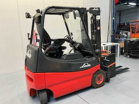 Linde e20-02 - vorkheftruck - vorkensteller - sideshift - freelift- acculader- bluespot achter - afbeelding 14 van  16