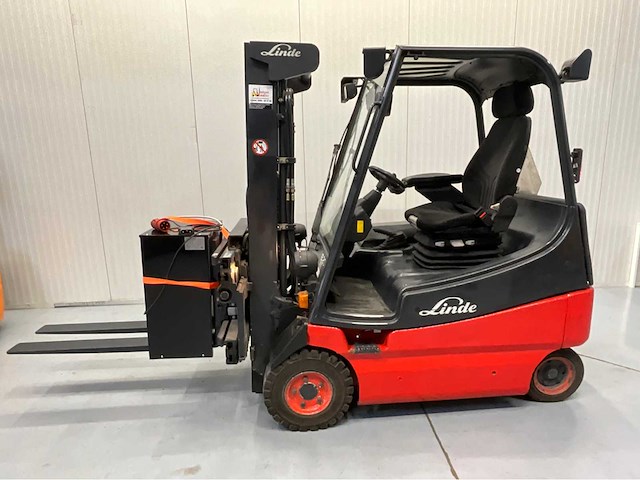 Linde e20-02 - vorkheftruck - vorkensteller - sideshift - freelift- acculader- bluespot achter - afbeelding 8 van  8