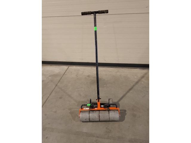 Linoleum roller ~ uzin utz / wolff, linoleum roller, bouwjaar 2016 - afbeelding 1 van  3