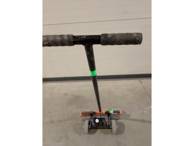 Linoleum roller ~ uzin utz / wolff, linoleum roller, bouwjaar 2016 - afbeelding 2 van  3