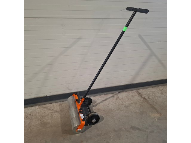 Linoleum roller ~ uzin utz / wolff, linoleum roller, bouwjaar 2017 - afbeelding 1 van  3