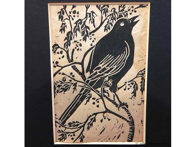 Linosnede of houtsnede op papier van een zangvogeltje (vermoedelijk een merel) dat op een tak zit - afbeelding 3 van  5