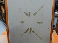 Linosnede of houtsnede op papier van een zangvogeltje (vermoedelijk een merel) dat op een tak zit - afbeelding 5 van  5