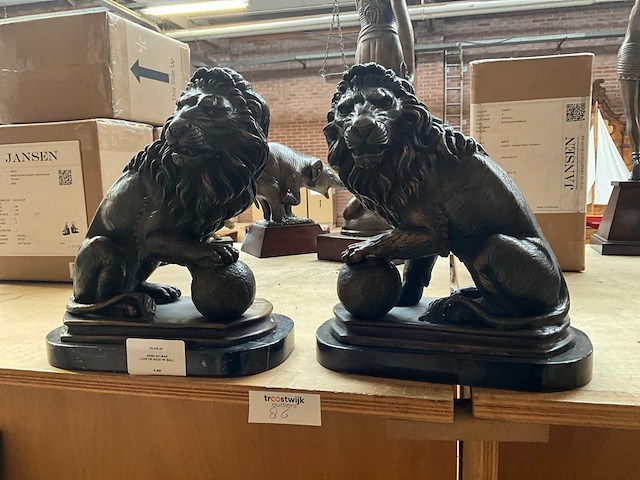 Lion on base with ball boekensteun (2x) - afbeelding 1 van  2
