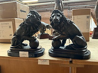 Lion on base with ball boekensteun (2x) - afbeelding 1 van  2