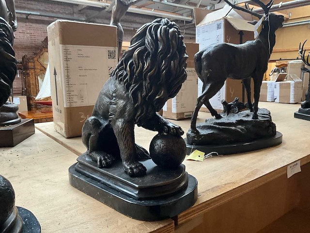 Lion on base with ball boekensteun (2x) - afbeelding 2 van  2