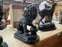 Lion on base with ball boekensteun (2x) - afbeelding 2 van  2