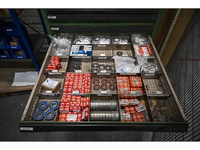 Lista 9-delige ladenkast met o.a. skf lagers, rvs bevestigingsmaterialen en festo materialen - afbeelding 6 van  10