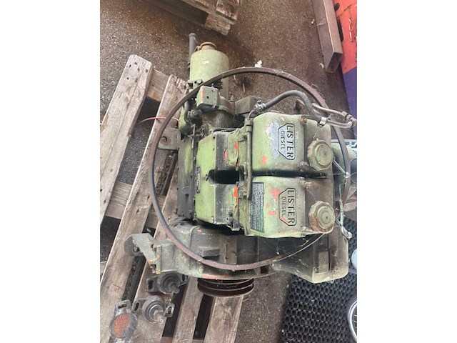 Lister-petter stationaire dieselmotor, werken gedemonteerd. - afbeelding 1 van  5