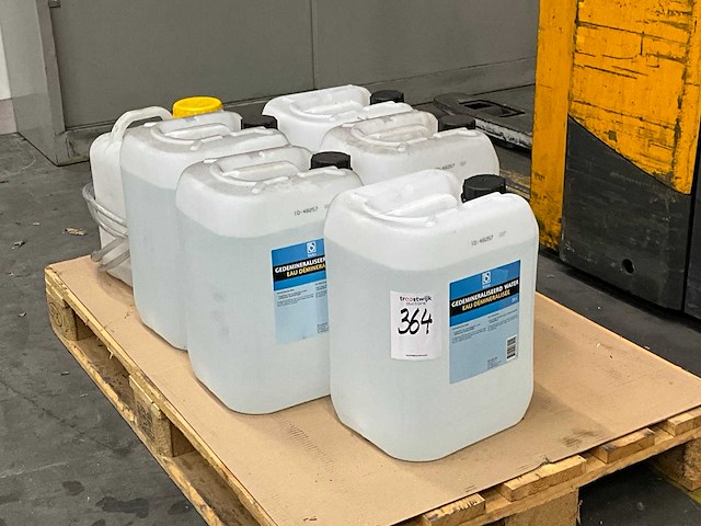 Liter gedemineraliseerd water (80x) - afbeelding 1 van  3