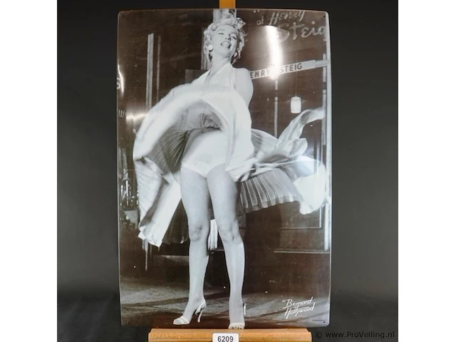 Lithografie bord met marilyn monroe in haar opwaaiende witte jurk, gemaakt door de bekende fotograaf bernard of hollywood - afbeelding 1 van  5