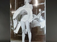 Lithografie bord met marilyn monroe in haar opwaaiende witte jurk, gemaakt door de bekende fotograaf bernard of hollywood