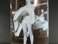 Lithografie bord met marilyn monroe in haar opwaaiende witte jurk, gemaakt door de bekende fotograaf bernard of hollywood - afbeelding 2 van  5