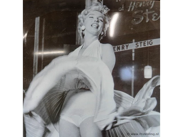 Lithografie bord met marilyn monroe in haar opwaaiende witte jurk, gemaakt door de bekende fotograaf bernard of hollywood - afbeelding 3 van  5