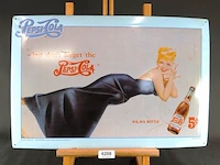 Lithografie reclamebord van pepsi-cola met een klassieke pin-upillustratie in de stijl van kunstenaar george petty