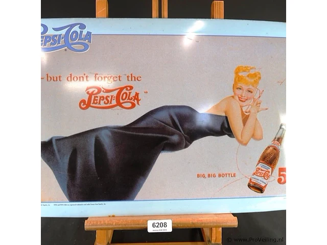 Lithografie reclamebord van pepsi-cola met een klassieke pin-upillustratie in de stijl van kunstenaar george petty - afbeelding 2 van  5