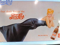 Lithografie reclamebord van pepsi-cola met een klassieke pin-upillustratie in de stijl van kunstenaar george petty - afbeelding 2 van  5