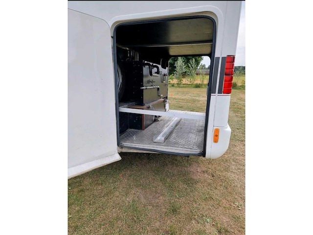 Lmc 6900 libery mercedes camper keuken, bed, douche, zithoek, garage - afbeelding 5 van  20