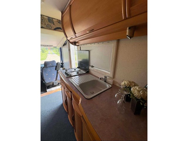 Lmc 6900 libery mercedes camper keuken, bed, douche, zithoek, garage - afbeelding 7 van  20