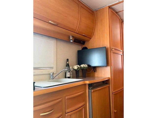 Lmc 6900 libery mercedes camper keuken, bed, douche, zithoek, garage - afbeelding 8 van  20
