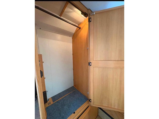 Lmc 6900 libery mercedes camper keuken, bed, douche, zithoek, garage - afbeelding 10 van  20