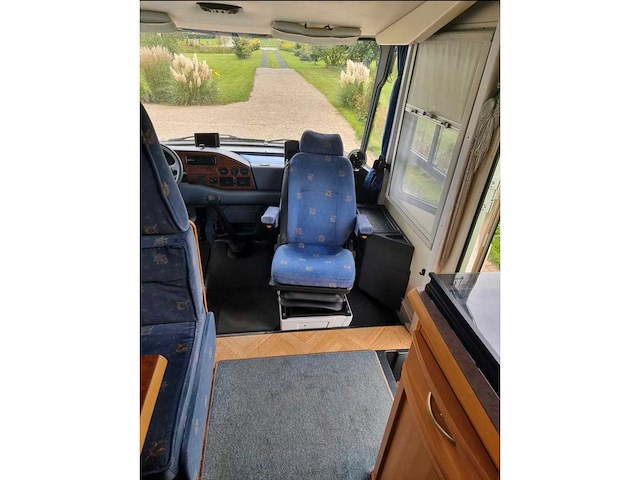 Lmc 6900 libery mercedes camper keuken, bed, douche, zithoek, garage - afbeelding 13 van  20