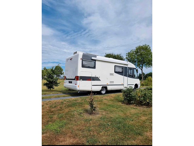 Lmc 6900 libery mercedes camper keuken, bed, douche, zithoek, garage - afbeelding 14 van  20